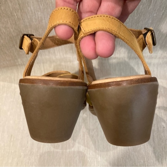 EL NATURALISTA Sz 39 Yellow Leather Two Toned Rubber Sole Buckle Closure Sandals - Picture 10 of 13